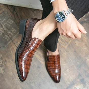 Мужская обувь в британском стиле с острым носком, деловая мужская обувь с резьбой, кожаные повседневные черные банкетные свадебные туфли без застежки